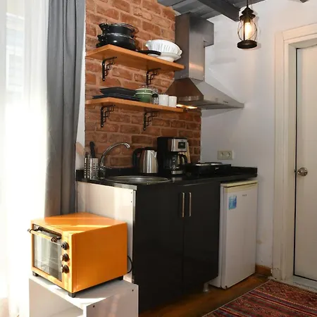 Cute Retro Balcony Ac Galata Istanbul